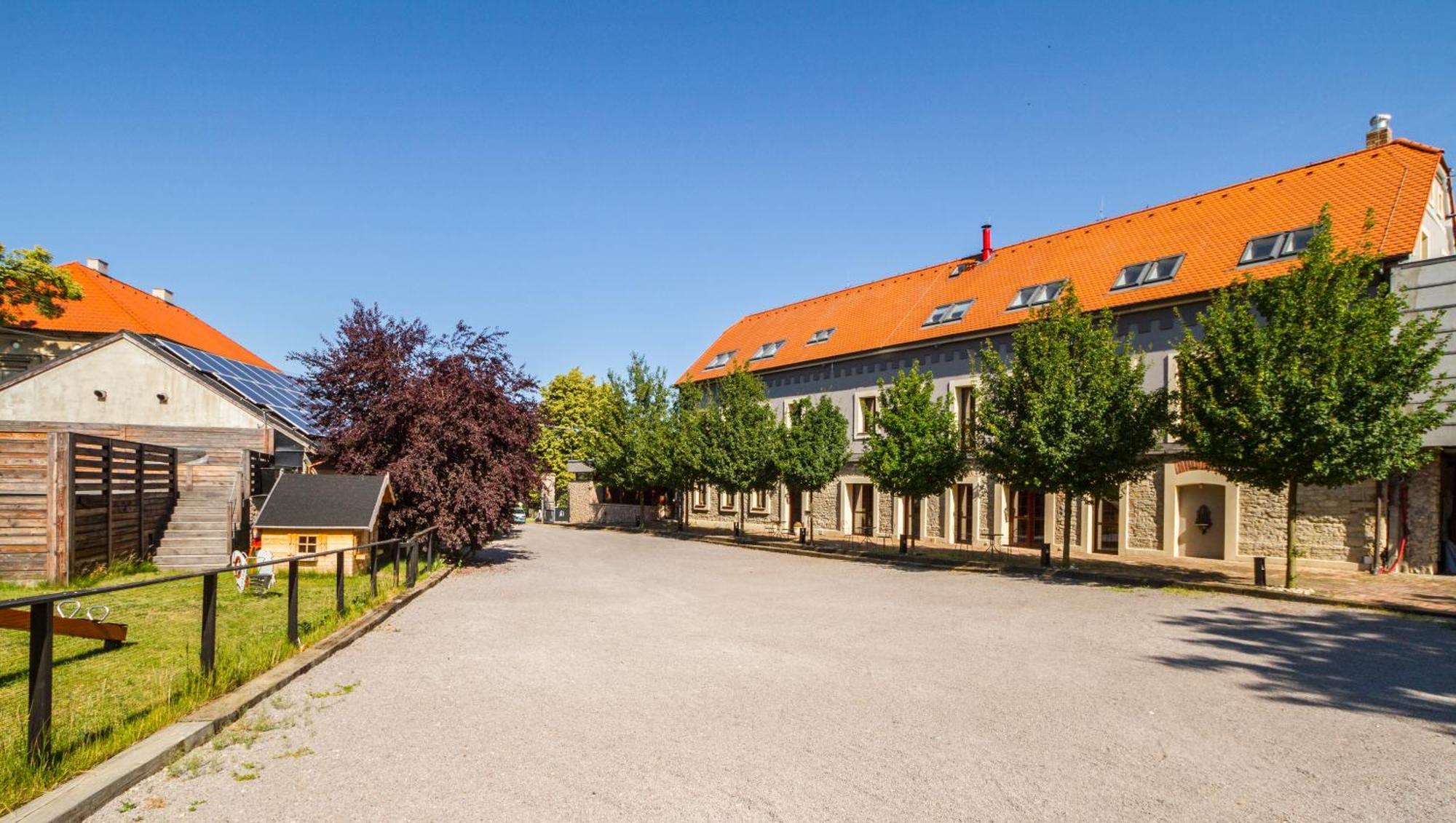 Chateau Nightingales Hostoun Buitenkant foto